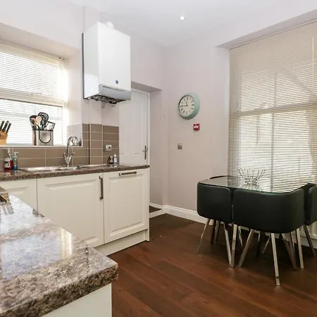 Carlton House 1 Apartment *