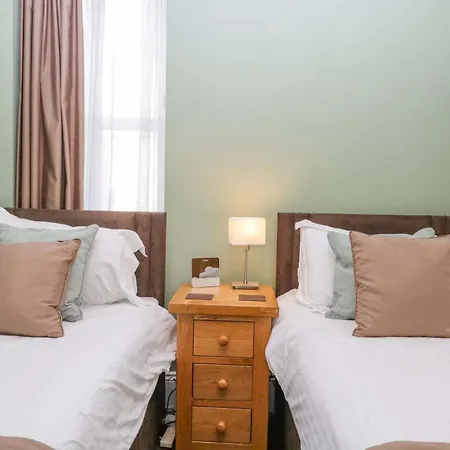Carlton House 1 * קזיק